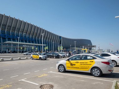 Simferopol, Kırım Cumhuriyeti - 23 Mart 2019: Simferopol şehrindeki yeni havaalanı binasına park etme
