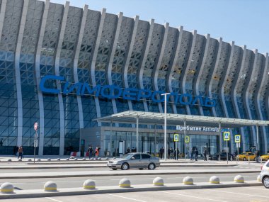 Simferopol, Kırım Cumhuriyeti - 23 Mart 2019: Simferopol şehrindeki yeni havaalanı binasına park etme