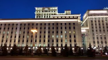Moskova, Rusya - 29 Nisan 2019: Savunma Bakanlığı'nın Ana Binası 9 Mayıs Zafer Bayramı için süslendi ve süslendi