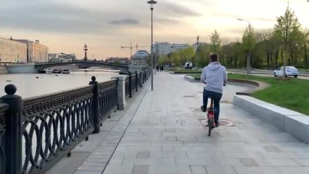 Moskow Rusia April 2019 Pengendara Sepeda Berkuda Strida Melalui Jalan — Stok Video