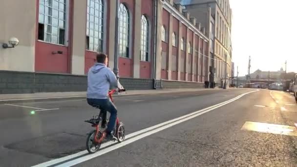Μόσχα Ρωσία Απριλίου 2019 Ποδηλάτες Στο Strida Βόλτα Στους Δρόμους — Αρχείο Βίντεο