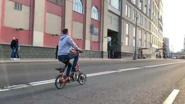 Moskva Ryssland April 2019 Cyklister Strida Rida Genom Gatorna Moskva — Stockvideo