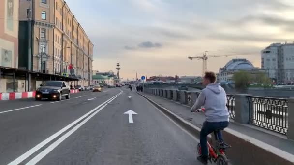 Moscou Rússia Abril 2019 Ciclistas Passeiam Strida Pelas Ruas Primavera — Vídeo de Stock