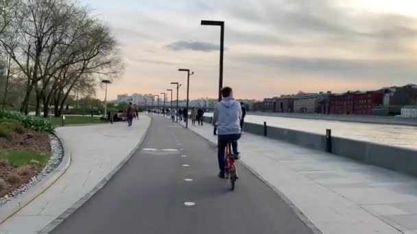 Μόσχα Ρωσία Απριλίου 2019 Ποδηλάτες Στο Strida Μέσω Των Δρόμων — Αρχείο Βίντεο