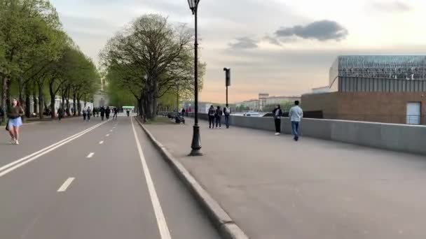 Moskva Ryssland April 2019 Cyklister Rida Strida Genom Våren Gatorna — Stockvideo