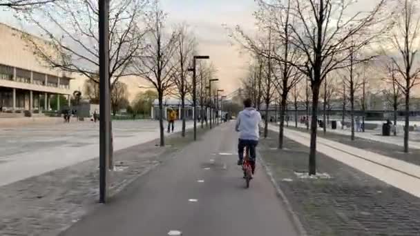 Moskva Ryssland April 2019 Cyklister Rida Strida Genom Våren Gatorna — Stockvideo