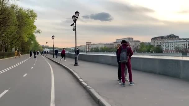 Moskow Rusia April 2019 Pengendara Sepeda Berkuda Strida Melalui Jalan — Stok Video