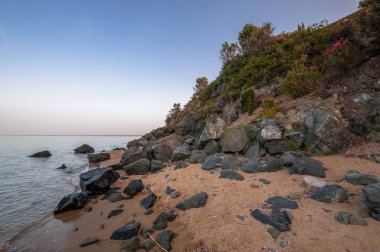 Paralia Gerakinis, Sithonia, Chalkidiki, Yunanistan - 29 Haziran 2014: Sithonia yarımadasındaki Paralia Gerakinis köyünde sahilde şafak