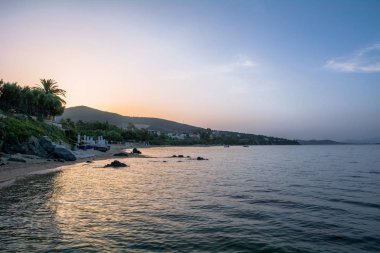 Paralia Gerakinis, Sithonia, Chalkidiki, Yunanistan - 29 Haziran 2014: Sithonia yarımadasındaki Paralia Gerakinis köyünde sahilde şafak