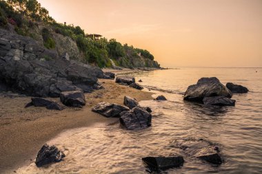 Paralia Gerakinis, Sithonia, Chalkidiki, Yunanistan - 29 Haziran 2014: Sithonia yarımadasındaki Paralia Gerakinis köyünde sahilde şafak