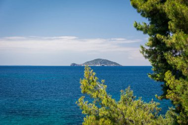 Neos Marmaras, Halkidiki, Yunanistan - 29 Haziran 2014: Kalymentos Island Turtle, Chalkidiki yarımadası yakınlarındaki ıssız ada
