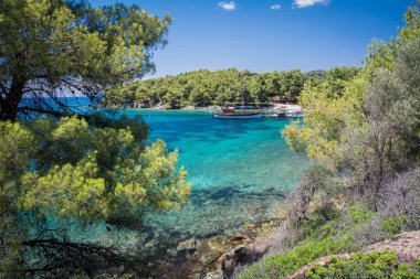 Sithonia, Chalkidiki, Yunanistan - 29 Haziran 2014: Açık güneşli havalarda deniz ve plaj yarımada görünümü