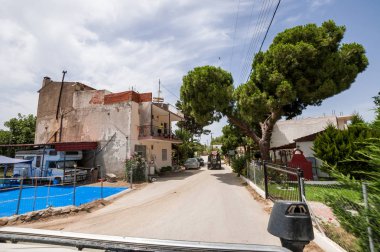 Sithonia, Chalkidiki, Yunanistan - 27 Haziran 2014: Suv otomobil Land Rover Defender 110 off-road sürüş