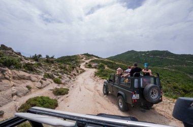 Sithonia, Chalkidiki, Yunanistan - 27 Haziran 2014: Offroad otomobilland Rover Defender 110 açık havada