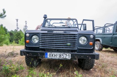 Sithonia, Chalkidiki, Yunanistan - 27 Haziran 2014: Offroad otomobilland Rover Defender 110 açık havada