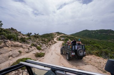 Sithonia, Chalkidiki, Yunanistan - 27 Haziran 2014: Offroad otomobilland Rover Defender 110 açık havada
