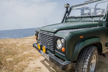 Sithonia, Chalkidiki, Yunanistan - 27 Haziran 2014: Offroad otomobilland Rover Defender 110 açık havada