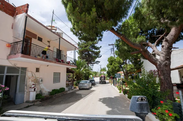 Sithonia, Chalkidiki, Yunanistan - 27 Haziran 2014: Suv otomobil Land Rover Defender 110 off-road sürüş