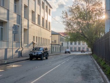 Moskova, Rusya - 2 Mayıs 2019: Siyah araba Suv Mitsubishi Pajero Sport madi yolun kurallarına göre sokakta park