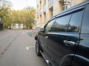 Moskova, Rusya - 2 Mayıs 2019: Siyah araba Suv Mitsubishi Pajero Sport madi yolun kurallarına göre sokakta park