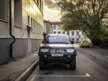 Moskova, Rusya - 2 Mayıs 2019: Siyah araba Suv Mitsubishi Pajero Sport madi yolun kurallarına göre sokakta park
