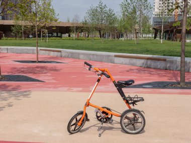 Moskova, Rusya - 9 Mayıs 2019: Tuffel Grove (Tyufeleva roshcha) Zil parkına park edilmiş Bisiklet Strida