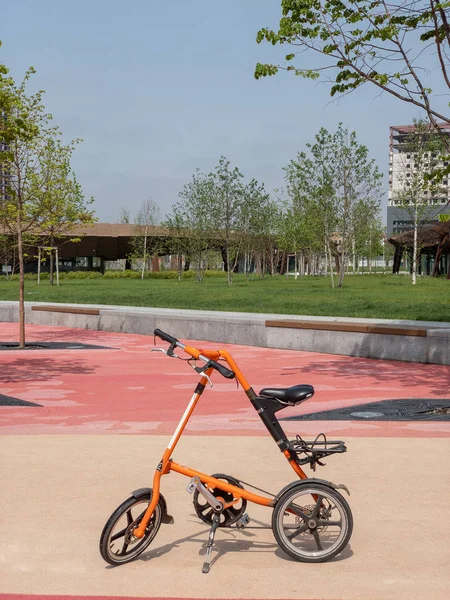 Moskova, Rusya - 9 Mayıs 2019: Tuffel Grove (Tyufeleva roshcha) Zil parkına park edilmiş Bisiklet Strida