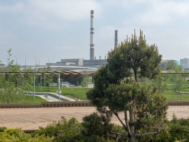 Moskova, Rusya - 9 Mayıs 2019: Park Tuffel Grove (Tyufeleva roshcha) ve inşaat altında ilçe Zilart. Eski fabrika Zil yerine yeni yerleşim alanı