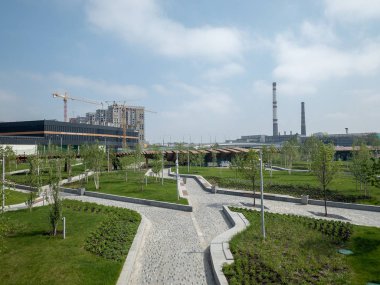 Moskova, Rusya - 9 Mayıs 2019: Park Tuffel Grove (Tyufeleva roshcha) ve inşaat altında ilçe Zilart. Eski fabrika Zil yerine yeni yerleşim alanı