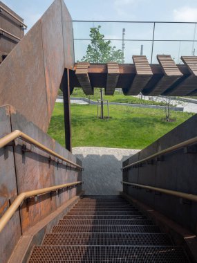 Moskova, Rusya - 9 Mayıs 2019: Park Tuffel Grove (Tyufeleva roshcha) ve inşaat altında ilçe Zilart. Eski fabrika Zil yerine yeni yerleşim alanı