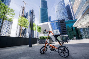 Moskova, Rusya - 9 Mayıs 2015: Moskova Uluslararası İş Merkezi'nin (Mibc) arka planında bisiklet (Moskva-Citi)
