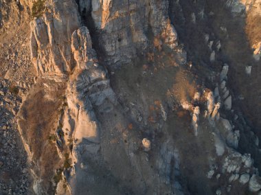 Batan güneşin ışınlarında Demerdzhi sıradağları. Kırım Özerk Cumhuriyeti