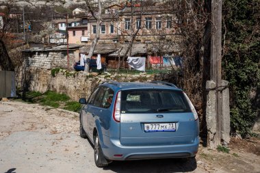 Bakhchysarai, Kırım Cumhuriyeti - 1 Nisan 2019: Mavi araba Ford Focus eski şehrin avlusuna park etti