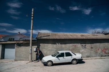 Bakhchysarai, Kırım Cumhuriyeti - 1 Nisan 2019: Beyaz sedan araba Ford Sierra binanın yakınında park