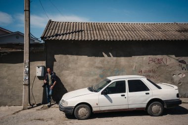 Bakhchysarai, Kırım Cumhuriyeti - 1 Nisan 2019: Beyaz sedan araba Ford Sierra binanın yakınında park