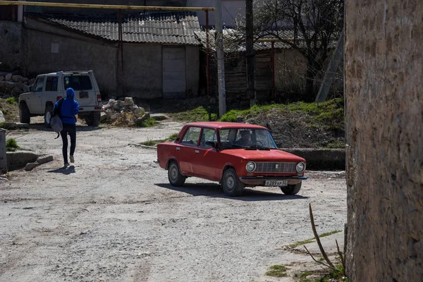 Bakhchysarai República Crimea Abril 2019 Coche Sedán Rojo Vaz 2101 — Foto de Stock