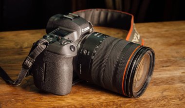 Moskova, Rusya - 8 Ocak 2019: Yeni kamera Canon Eos R 30.1 megapiksel full frame aynasız değiştirilebilir lens masada