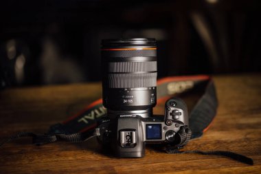 Moskova, Rusya - 8 Ocak 2019: Yeni kamera Canon Eos R 30.1 megapiksel full frame aynasız değiştirilebilir lens masada