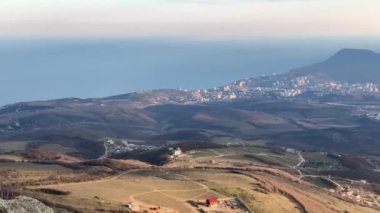 Demerdji, Alushta, Kırım Cumhuriyeti - 1 Nisan 2019: Demerdzhi sıradağlarının büyülü manzarası, Hayaletler Vadisi ve Ay (Güneş) glade