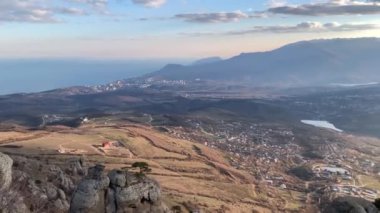 Demerdji, Alushta, Kırım Cumhuriyeti - 1 Nisan 2019: Demerdzhi sıradağlarının büyülü manzarası, Hayaletler Vadisi ve Ay (Güneş) glade