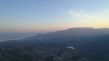 Demerdji, Alushta, Kırım Cumhuriyeti - 1 Nisan 2019: Demerdzhi sıradağlarının büyülü manzarası, Hayaletler Vadisi ve Ay (Güneş) glade