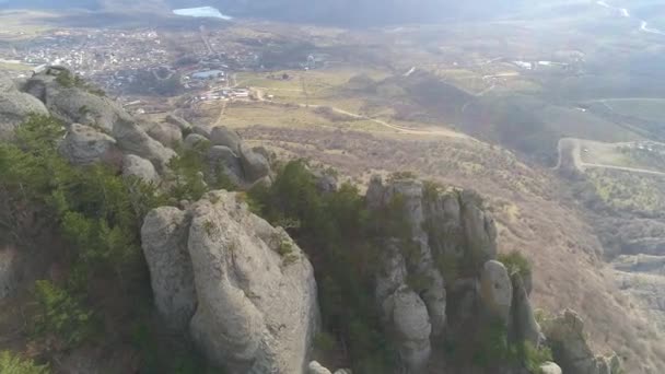Demerdji, Aloushta, République de Crimée - 1er avril 2019 : Vue magique sur la chaîne de montagnes Demerdzhi, la vallée des fantômes et la clairière lunaire (solaire) 