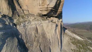 Bakhchysarai, Kırım Cumhuriyeti, Ukrayna - 1 Nisan 2019: Kachinskiy kanyonu ve mağara şehri Kachi-Kalyon yakınlarındaki İHA uçuşu