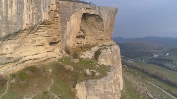 俄罗斯克里米亚共和国巴赫奇萨拉伊 2019年4月1日 无人机在卡钦斯基峡谷峡谷和卡奇 卡里昂洞穴城附近飞行 — 图库视频影像