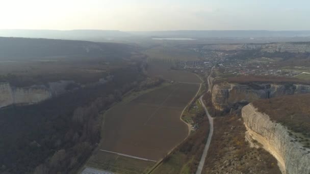 乌克兰克里米亚共和国Bakhchysarai 2019年4月1日 无人驾驶飞机在Kachinskiy峡谷和Kachi Kalyon山洞城附近飞行 — 图库视频影像