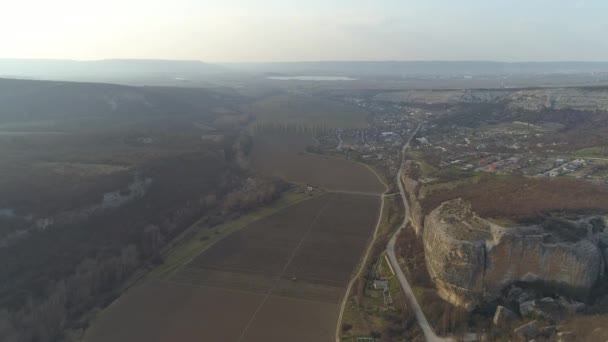 克里米亚共和国巴赫奇萨拉伊 2019年4月1日 无人驾驶飞机在峡谷卡钦斯基峡谷和洞穴城市卡奇 卡里昂附近飞行 — 图库视频影像