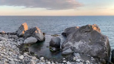 Kırım yarımadasının güney kıyısında taş plaj ve Karadeniz manzarası