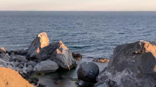 Uitzicht Het Stenen Strand Zwarte Zee Aan Zuidkust Van Het — Stockvideo