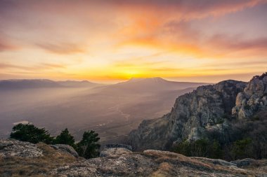Gh Vadisi'ndeki Demerdzhi sıradağlarında gün batımı ışığı