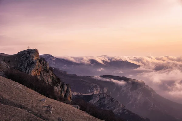 Luz do pôr do sol na cordilheira Demerdzhi no Vale do gh — Fotografia de Stock